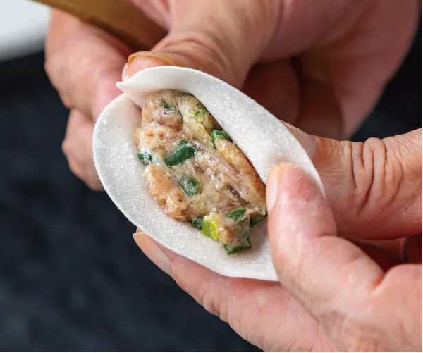極薄皮で餡を手包みする様子