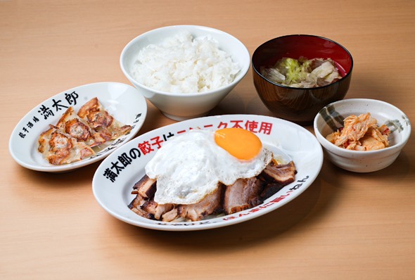 大阪発！ニンニク不使用・薄皮餃子の「餃子酒場 満太郎」オフィシャルサイト！「ニンニクが入ってへん のにめっちゃ旨い餃子食べたことありますか？」ただ今、大阪兵庫を中心に店舗展開中！