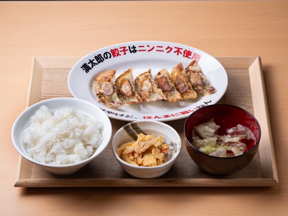 大阪発！ニンニク不使用・薄皮餃子の「餃子酒場 満太郎」オフィシャルサイト！「ニンニクが入ってへん のにめっちゃ旨い餃子食べたことありますか？」ただ今、大阪兵庫を中心に店舗展開中！