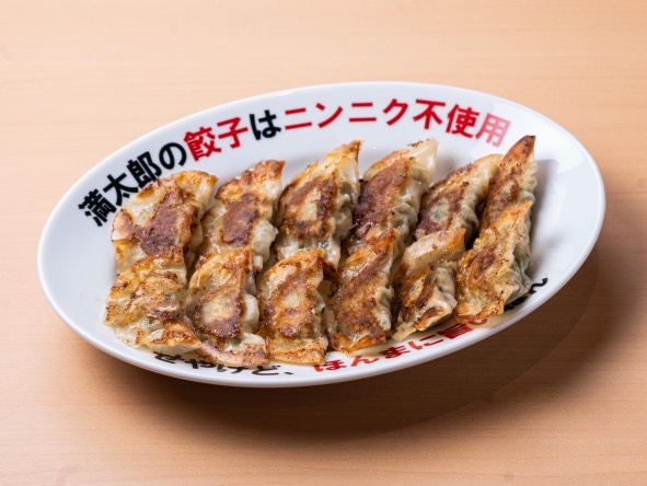大阪発！ニンニク不使用・薄皮餃子の「餃子酒場 満太郎」オフィシャルサイト！「ニンニクが入ってへん のにめっちゃ旨い餃子食べたことありますか？」ただ今、大阪兵庫を中心に店舗展開中！