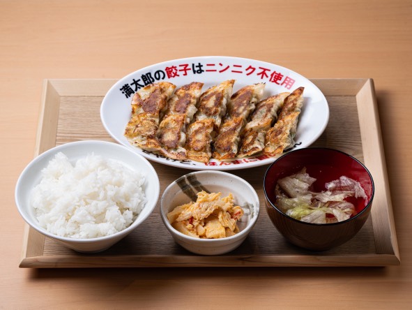 大阪発！ニンニク不使用・薄皮餃子の「餃子酒場 満太郎」オフィシャルサイト！「ニンニクが入ってへん のにめっちゃ旨い餃子食べたことありますか？」ただ今、大阪兵庫を中心に店舗展開中！