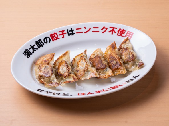 大阪発！ニンニク不使用・薄皮餃子の「餃子酒場 満太郎」オフィシャルサイト！「ニンニクが入ってへん のにめっちゃ旨い餃子食べたことありますか？」ただ今、大阪兵庫を中心に店舗展開中！