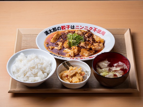大阪発！ニンニク不使用・薄皮餃子の「餃子酒場 満太郎」オフィシャルサイト！「ニンニクが入ってへん のにめっちゃ旨い餃子食べたことありますか？」ただ今、大阪兵庫を中心に店舗展開中！
